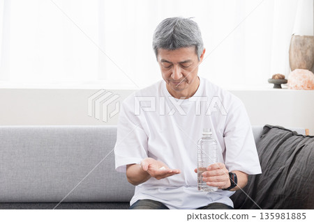 吃藥的男人 135981885