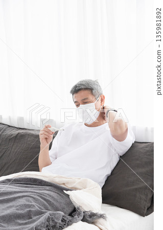 A man in poor physical condition　 135981892