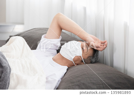 A man in poor physical condition　 135981893