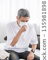 A man in poor physical condition　 135981898