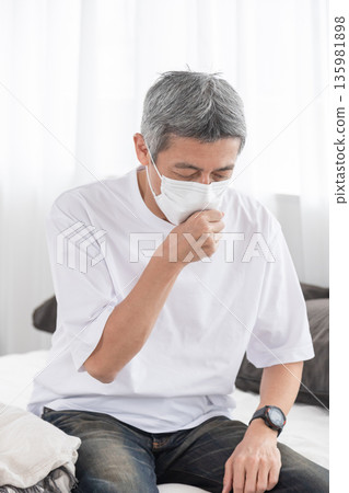 A man in poor physical condition　 135981898