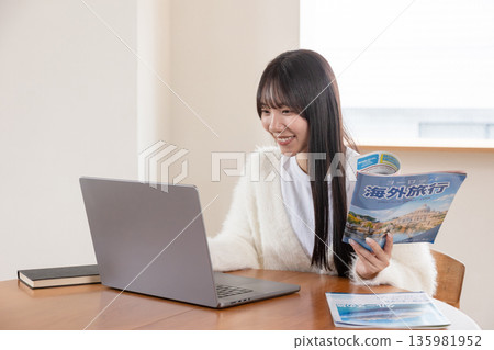 計劃旅行的婦女 135981952