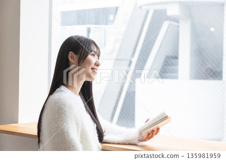 窗邊看書的女人 135981959