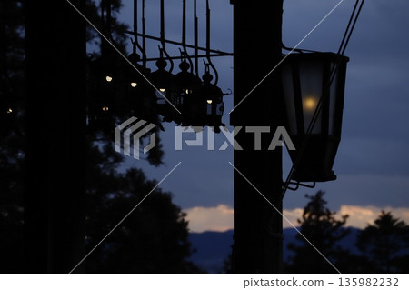奈良東大寺二月堂的日落 奈良東大寺二月堂的日落 135982232