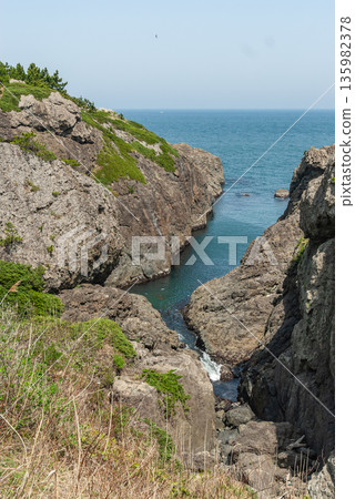 三陸福甲國立公園的壯麗懸崖與太平洋共同構成了種志海岸的壯麗自然景觀。 三陸福甲國立公園的壯麗懸崖與太平洋共同構成了種志海岸的壯麗自然景觀。 135982378