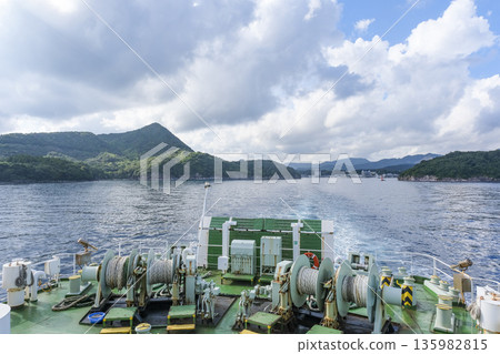 從離開隱岐島駛往大陸的渡輪上看到的景色 135982815