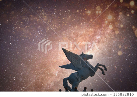 一匹很酷的飛馬，看起來像是在遊樂園的遊樂設施頂部飛翔。 135982910