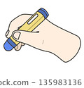 圖：一隻孩子右手拿著一支藍色蠟筆 135983136