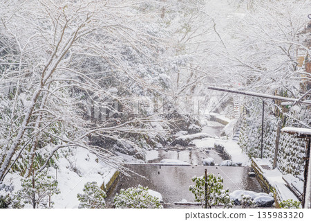 京都貴船川雪景 135983320