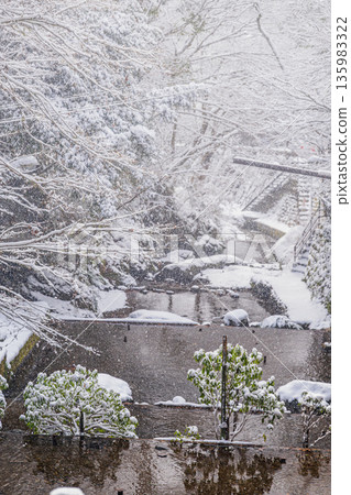京都貴船川雪景 135983322