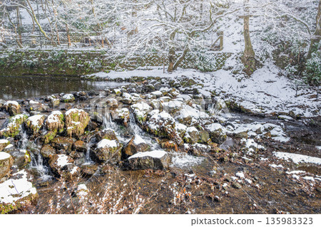 京都貴船川雪景 135983323