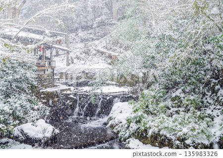 京都貴船川雪景 135983326