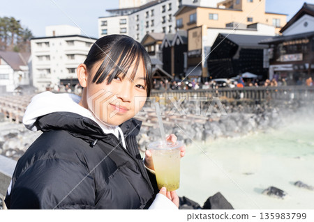 一位少女在草津溫泉之旅中參觀了湯畑溫泉 135983799