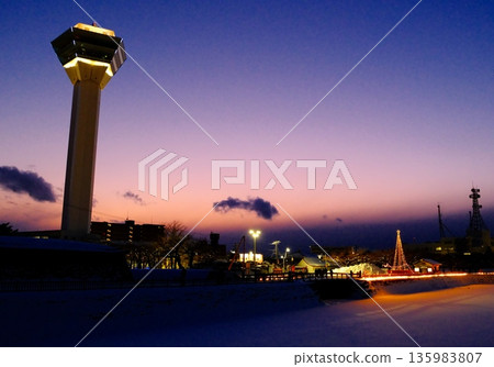 五棱郭塔在夜空中閃耀 五棱郭塔在夜空中閃耀 135983807