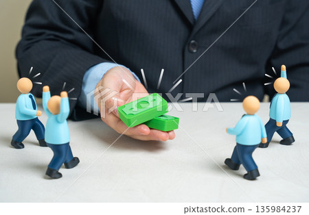 Office workers flock to the offer. Attracting candidates with a signing bonus. Talent acquisition strategy, labor shortage response and competitive hiring incentives. Employer branding 135984237