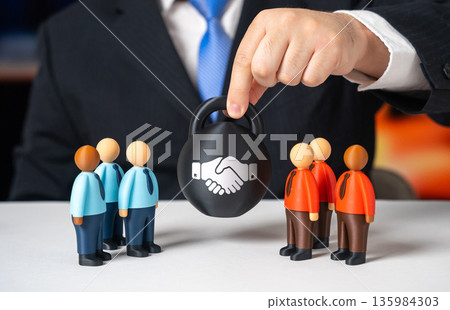 A difficult compromise for both sides. Mediation and arbitration in conflict. Business agreement. Negotiation balance, risk reduction and conflict resolution tools. Preserving partnerships A difficult compromise for both sides. Mediation and arbitration in conflict. Business agreement. Negotiation balance, risk reduction and conflict resolution tools. Preserving partnerships 135984303