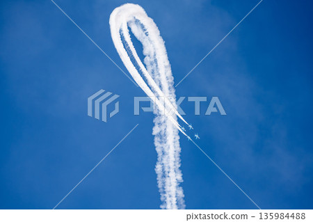 藍天畫布上的特技飛行 135984488