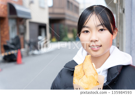 A teenage girl eating her way around Asakusa 135984593