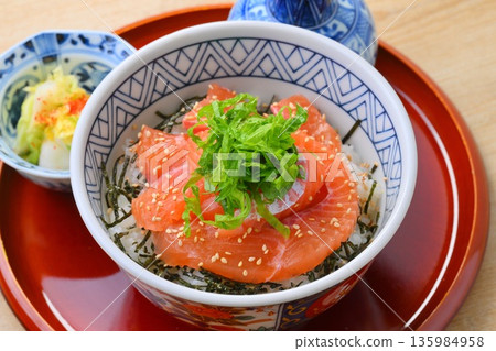 鮭魚蓋飯,鮭魚鱒魚刺身蓋飯。 鮭魚蓋飯,鮭魚鱒魚刺身蓋飯。 135984958