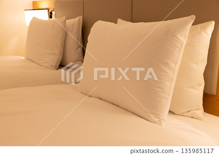 Hotel twin room bed at night 135985117