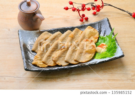 當地美食,當地佳餚,黑麥麵包,烤黑麥麵包。半塊魚肉醬。海鮮菜餚。 當地美食,當地佳餚,黑麥麵包,烤黑麥麵包。半塊魚肉醬。海鮮菜餚。 135985152