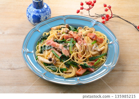 日式義麵,日式義大利麵,日式醬油培根菠菜香菇義大利麵。 日式義麵,日式義大利麵,日式醬油培根菠菜香菇義大利麵。 135985215