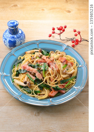 Japanese-style pasta, Japanese-style spaghetti, Japanese-style soy sauce pasta with bacon, spinach and shiitake mushrooms. Japanese-style pasta, Japanese-style spaghetti, Japanese-style soy sauce pasta with bacon, spinach and shiitake mushrooms. 135985216