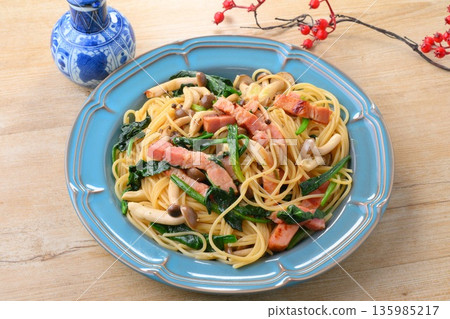 日式義麵,日式義大利麵,日式醬油培根菠菜香菇義大利麵。 日式義麵,日式義大利麵,日式醬油培根菠菜香菇義大利麵。 135985217