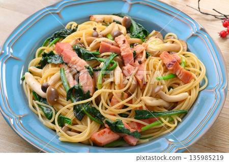 Japanese-style pasta, Japanese-style spaghetti, Japanese-style soy sauce pasta with bacon, spinach and shiitake mushrooms. 135985219