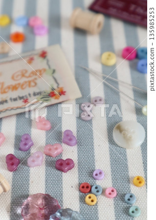 小紐扣、別針和標籤 135985253