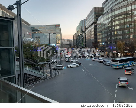 Congested city roads Congested city roads 135985292