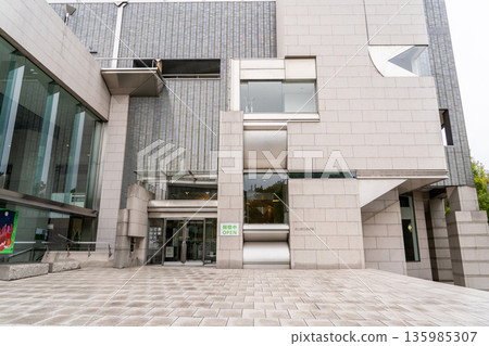 Okayama Prefectural Museum of Art (commonly known as Prefectural Museum of Art) houses paintings, sculptures, and crafts related to the local area (open to the public as Okayama Art Exhibitions) 135985307