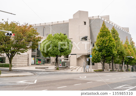 岡山縣立美術館（通常稱為縣立美術館）收藏了與當地相關的繪畫、雕塑和工藝品（作為岡山藝術展覽向公眾開放）。 135985310