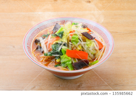 註：蒸汽為人工蒸汽。味噌拉麵，配大量蔬菜。 135985662