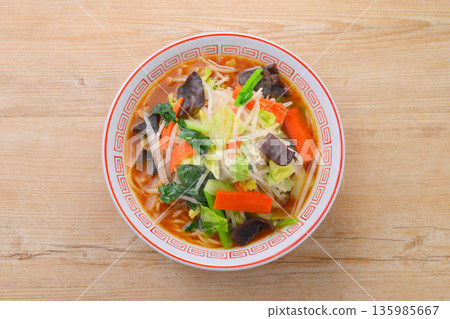 註：蒸汽為人工蒸汽。味噌拉麵，配大量蔬菜。 135985667