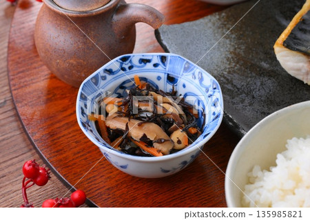 日式餐點，包括一份湯和三道小菜：米飯、味噌湯、一道小菜、一道小菜、烤鹹鯖魚、烤魚和梅子飯。 135985821
