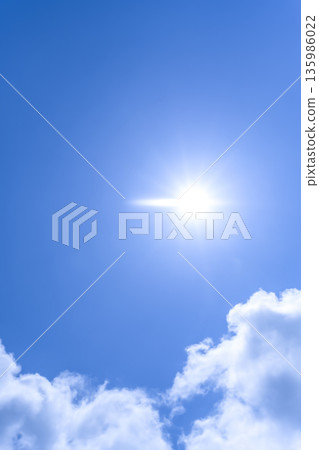 夏天的天空陽光與雲彩橫濱 夏天的天空陽光與雲彩橫濱 135986022