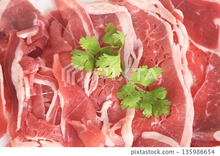 slice brisket beef raw food topping parslty arrangig in plate on table slice brisket beef raw food topping parslty arrangig in plate on table 135986654