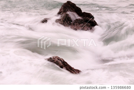 礁石被巨浪吞沒 礁石被巨浪吞沒 135986680
