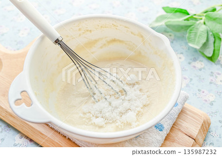 將糖加入到順滑的豆腐混合物中。 將糖加入到順滑的豆腐混合物中。 135987232