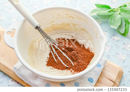 將可可粉加入順滑的豆腐混合物中。 135987233