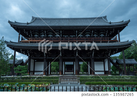 Kyoto Prefecture, Tofukuji Temple's Sanmon Gate with Autumn Leaves and Fresh Greenery 135987265
