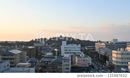 傍晚的彥根市 傍晚的彥根市 135987632