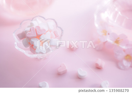 春日景象:享用粉紅心型棉花糖的下午茶時光 春日景象:享用粉紅心型棉花糖的下午茶時光 135988270