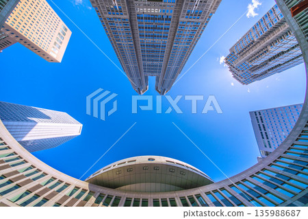 日本東京城市景觀：東京都廳大樓和辦公大樓…新時代的希望之光…= 2026年1月25日 135988687