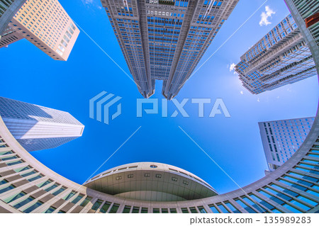 日本東京城市景觀：東京都廳大樓與商業區一覽…新時代的希望之光…= 2026年1月25日 135989283