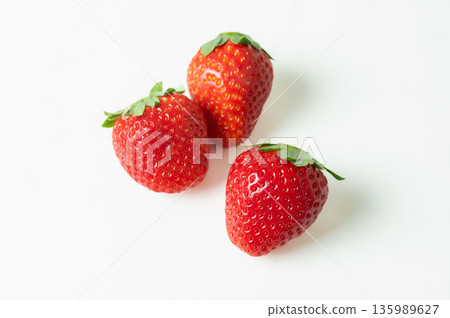 白色背景上的草莓 白色背景上的草莓 135989627