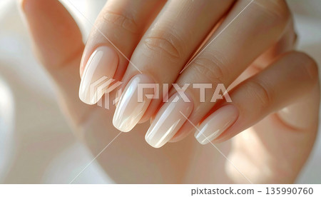 近距離欣賞晶瑩剔透的指甲和精心修飾的指尖 | 指甲護理和手部護理 135990760