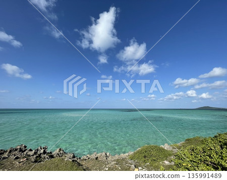 Tropical resort scenery: horizon and Miyako blue gradation background material Tropical resort scenery: horizon and Miyako blue gradation background material 135991489