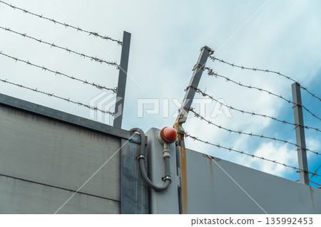 禁區警報器和帶刺鐵絲網 135992453